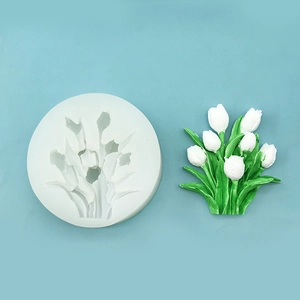 Détail du moule en silicone tulipe avec relief floral fini en cire blanche et verte