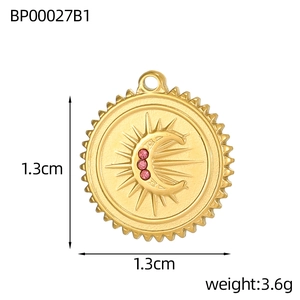Dettaglio pendente dorato 1,3 cm con raggi di sole, mezzaluna e zirconi rosa lucidi
