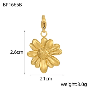 Detail of 2.6cm gold daisy charm with lobster clasp showing dimensions and weight