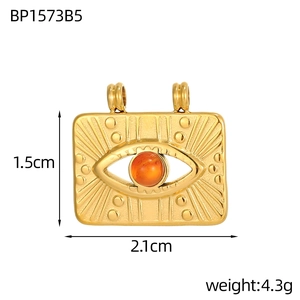 Makro-Detail des goldenen Evil Eye Anhängers mit Naturstein und Maßangaben