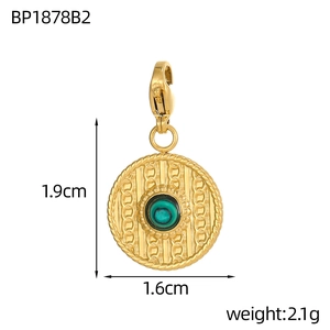 Detail von Gold-Amulett mit grünem Stein, Karabinerverschluss, 1,9 cm Höhe und 2,1 g Gewicht