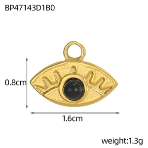 Makroansicht des goldene Augenanhängers mit schwarzer Perle und Größenangaben