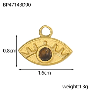 Detailansicht des goldenen Evil-Eye-Anhängers mit Tigerauge-Stein und Maßen
