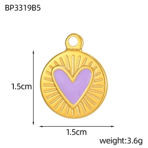 Dettaglio del ciondolo a cuore in acciaio dorato da 1,5 cm con smalto viola e texture
