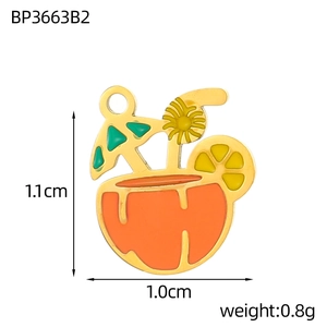 Macro di un ciondolo cocktail cocco con dettagli precisi su dimensioni e peso del prodotto