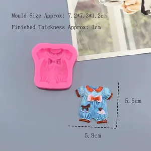 Macro view of pink silicone baby clothes mold with size dimensions in centimeters