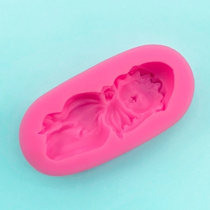 Makroansicht einer rosa Silikonform mit detailliertem 3D-Relief eines schlafenden Babys