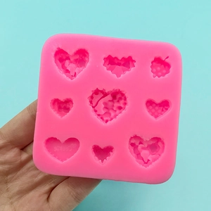 Stampo in silicone rosa con 9 cavità per decorazioni a forma di cuore e fragola
