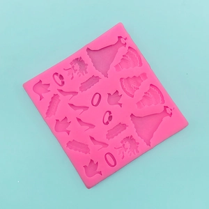 Detailansicht der rosa Silikonform mit Kleid- und Vogelmotiven für Kuchendekoration