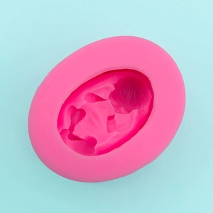 Detaillierte Draufsicht auf rosa Silikonform mit 3D-Gesichtsrelief für Basteln und Backen
