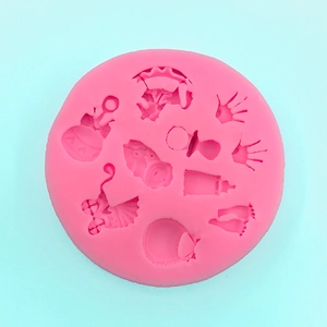 Détail du moule en silicone rose avec motifs bébé pour décoration de gâteau fondant