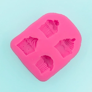 Dettaglio dello stampo in silicone rosa a 4 cavità per muffin cupcake e decorazioni fondente