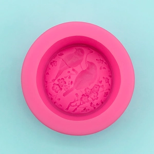 Moule détaillé en silicone rose avec motifs d'oiseaux et de fleurs de prunier