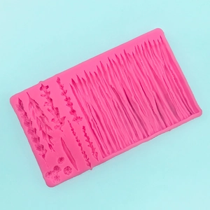 Dettaglio macro dello stampo in silicone rosa con texture di canne e lavanda per dolci