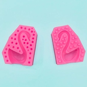 Dettaglio degli stampi in silicone rosa a forma di cigno 3D per torte e candele fai-da-te