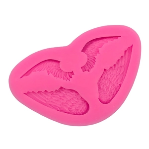 Herzförmige Silikonform in Rosa mit detaillierter Engelsflügel-Textur für DIY Kuchen und Harz