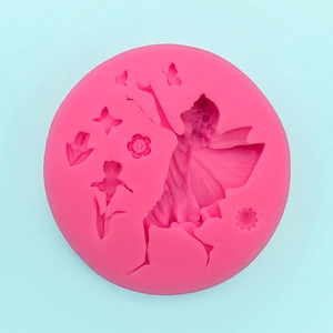 Détail macro du moule en silicone rose avec fée, fleurs et papillons 3D pour DIY