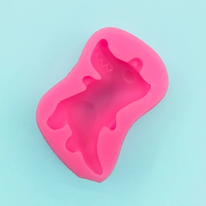 Détail du moule en silicone rose en forme de crocodile pour décoration de gâteau