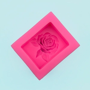 Détail du motif de rose à l'intérieur d'un moule en silicone rouge pour artisanat