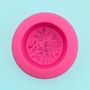 Vue de dessus du moule en silicone rose avec relief 3D d'oiseau et fleur pour savon DIY