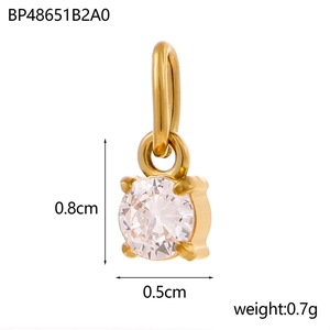 Vue détaillée d'un petit pendentif carré en zircone avec dimensions de 0.8cm de hauteur