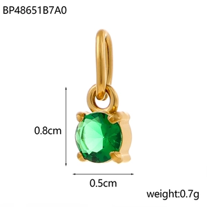 Détail d'un pendentif en zircon vert de 0,8cm avec serti à quatre griffes dorées DIY