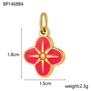 Détail du pendentif fleur en émail rouge de 1,8cm avec plaquage or et dimensions précises