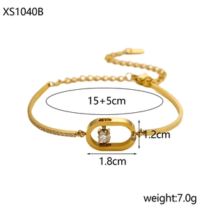 Pulsera de acero inoxidable dorada con colgante ovalado calado y detalles de cristal