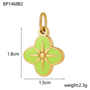 Vue macro détaillée du pendentif trèfle en émail vert de 1,8cm avec dimensions et poids