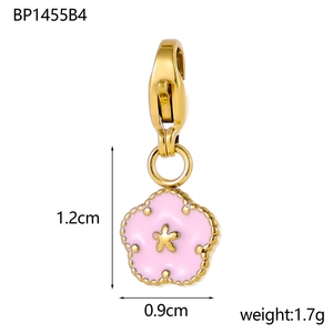 Roze emaille kersenbloesem bloem hanger met gouden kralen en karabijnsluiting 1,2cm maat