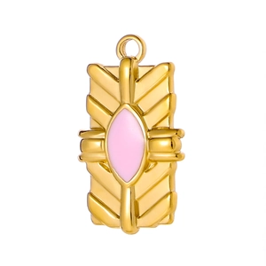 Pendentif géométrique doré rectangulaire avec émail rose et rainures décoratives en V