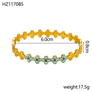Detailoverzicht van de 0,8 cm brede klaverarmband met lichtblauwe strass-steentjes