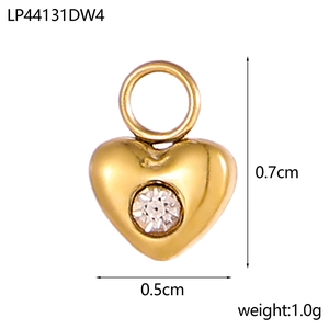 Makroansicht Herz-Ohrring in Gold mit Zirkonia und Abmessungen von 0.7x0.5cm