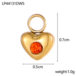 Nahaufnahme herzförmiger Goldanhänger mit orangem Zirkon und 0,7 cm großer Öse