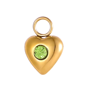 Makroaufnahme von Herzanhänger aus Gold mit grünem Edelstein und glänzender Oberfläche