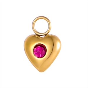 Detail eines Vintage Herzanhängers aus Gold mit rosa Zirkon und Federverschluss