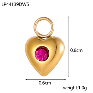 Detailansicht eines 0,8 cm Gold-Herzanhängers mit rosa Zirkon und genauen Maßen