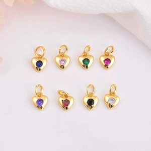 Huit pendentifs cœur dorés colorés avec pierres de zircon pour la création de bijoux DIY