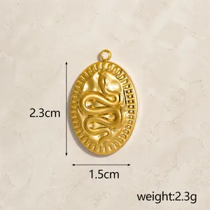 Detail van een gouden ovale roestvrijstalen slanghanger met reliëf en de afmetingen