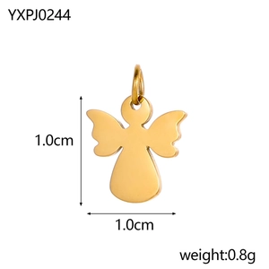 Makro-Detail eines 1,0 cm Gold-Engel-Anhängers aus Edelstahl mit 0,8 g Gewichtsangabe