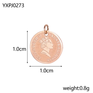 Detaillierte Nahaufnahme von Roségold-Edelstahlanhänger mit Elizabeth II Gravur