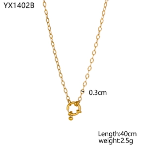 Nahaufnahme der 18k vergoldeten Gliederkette mit großem Federring-Anhänger-Detail
