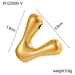 Macro detail of puffy balloon style letter charm with 2.0cm size and 5.0g weight specs