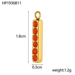 Pendentif barre rectangulaire dorée avec six zircons oranges et mesures de 1,8cm