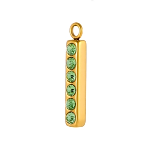 Détail du pendentif barre plaqué or avec six pierres précieuses vertes à facettes
