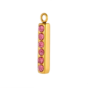 Vue macro détaillée d'un pendentif rectangulaire plaqué or avec six zircons roses
