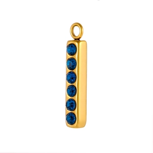Gros plan d'un pendentif vertical en or orne de six pierres de zircon bleu marine incrustees