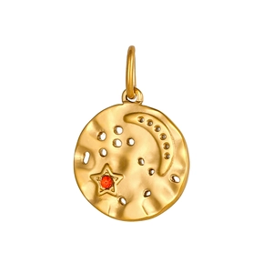 Détail du collier cercle doré avec texture martelée, croissant de lune et étoile