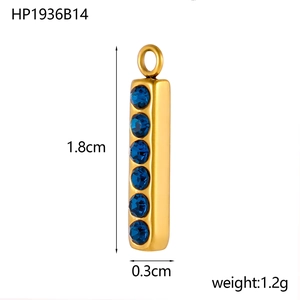 Pendentif rectangulaire doré avec strass bleus incluant les dimensions 1,8cm x 0,3cm