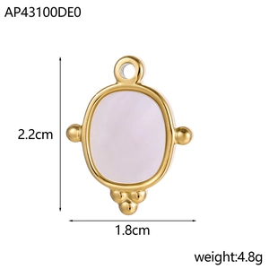 Dettaglio del ciondolo ovale dorato con dimensioni 2,2x1,8cm e specifica peso